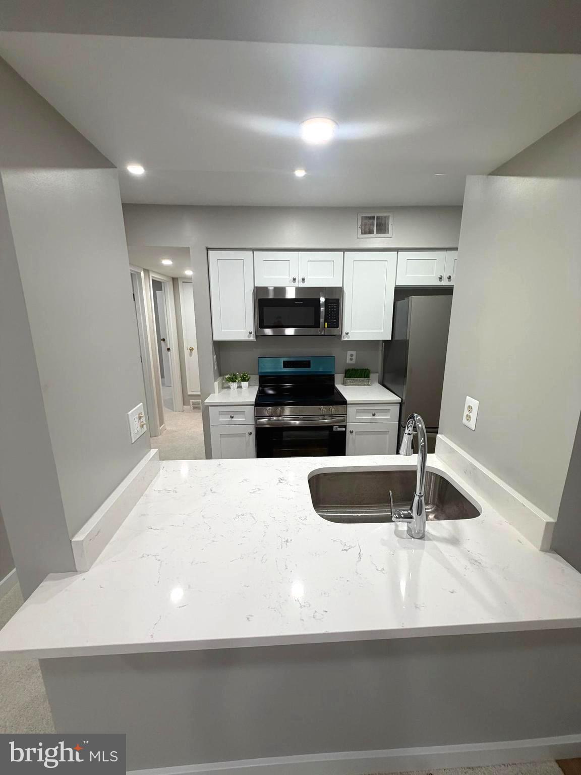 5816 Royal Ridge Drive, Unit P Springfield, VA 22152 - Photo 7 of 28 Gourmet kitchen with gorgeous quarts countertops