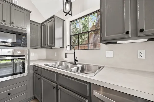 $2,400 | 4906 Pleasure Lake Lane, Willis, TX 77318