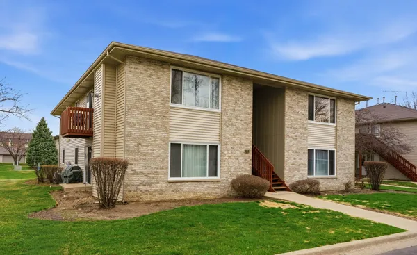 $2,100 | 490 Westwood Court, Unit D, Crystal Lake, IL 60014