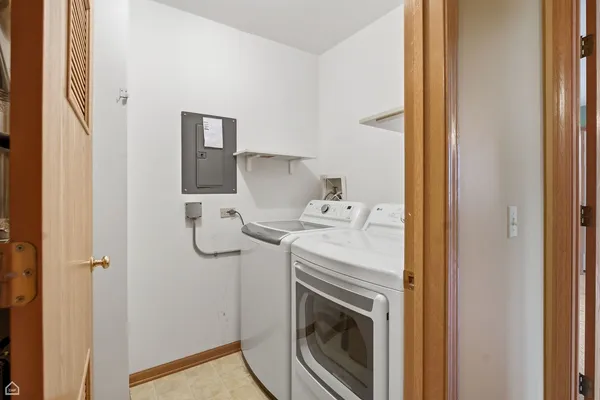 $2,100 | 490 Westwood Court, Unit D, Crystal Lake, IL 60014