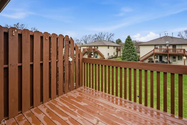 $2,100 | 490 Westwood Court, Unit D, Crystal Lake, IL 60014