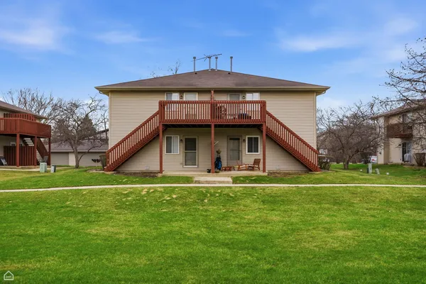 $2,100 | 490 Westwood Court, Unit D, Crystal Lake, IL 60014