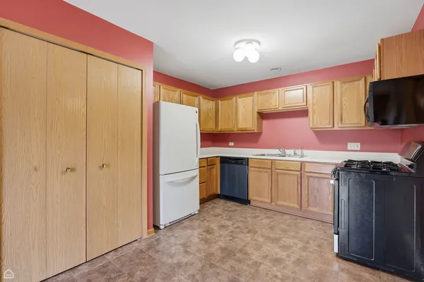 $2,100 | 490 Westwood Court, Unit D, Crystal Lake, IL 60014