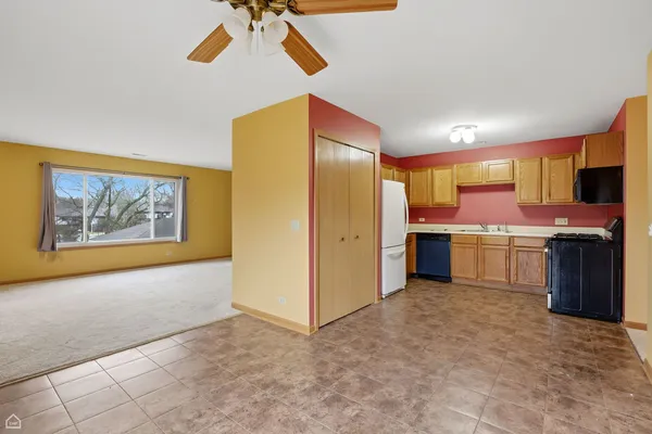 $2,100 | 490 Westwood Court, Unit D, Crystal Lake, IL 60014