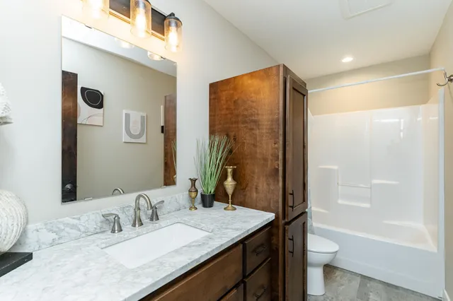 $389,900 | 615 7th Avenue Northeast, Plainview, MN 55964