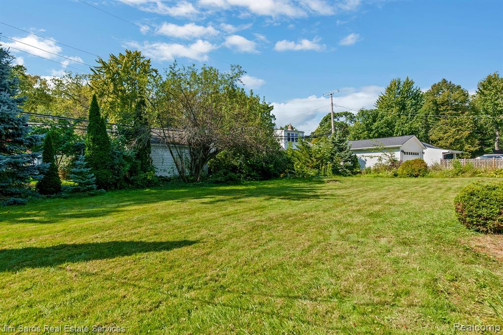 1689 Broadstone Road Grosse Pointe Woods, MI 48236 - Photo 29 of 35