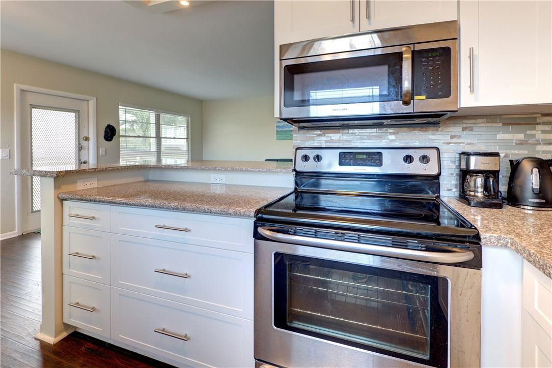 144 Dorset D, Unit 144 Boca Raton, FL 33434 - Photo 2 of 20 a stove top oven sitting inside of a kitchen