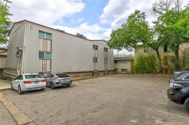 $1,100 | 2207 Leon Street, Unit 203, Austin, TX 78705