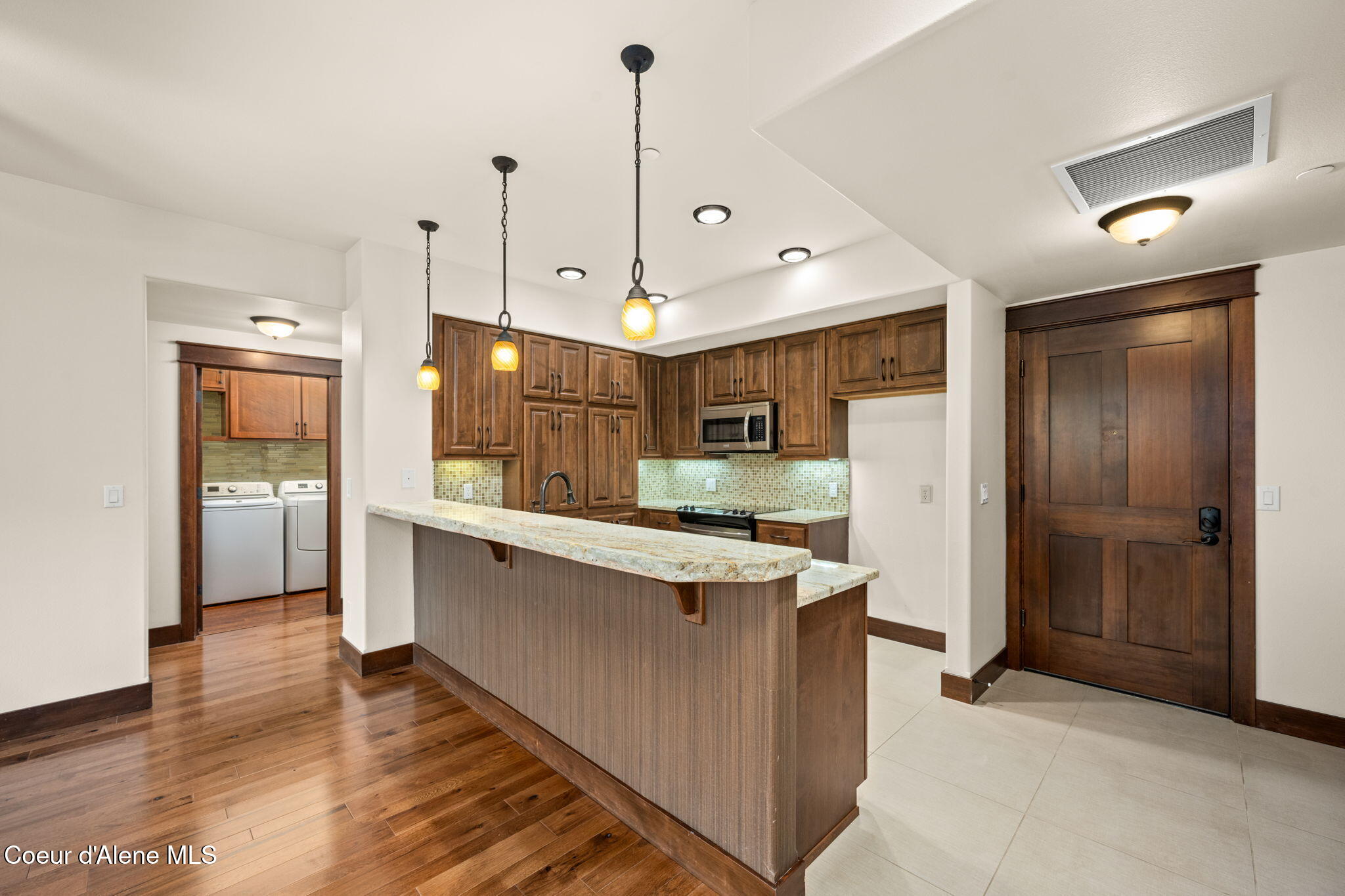 2050 North Main Street, Unit 202 Coeur D'Alene, ID 83814 - Photo 7 of 28 Raised bar