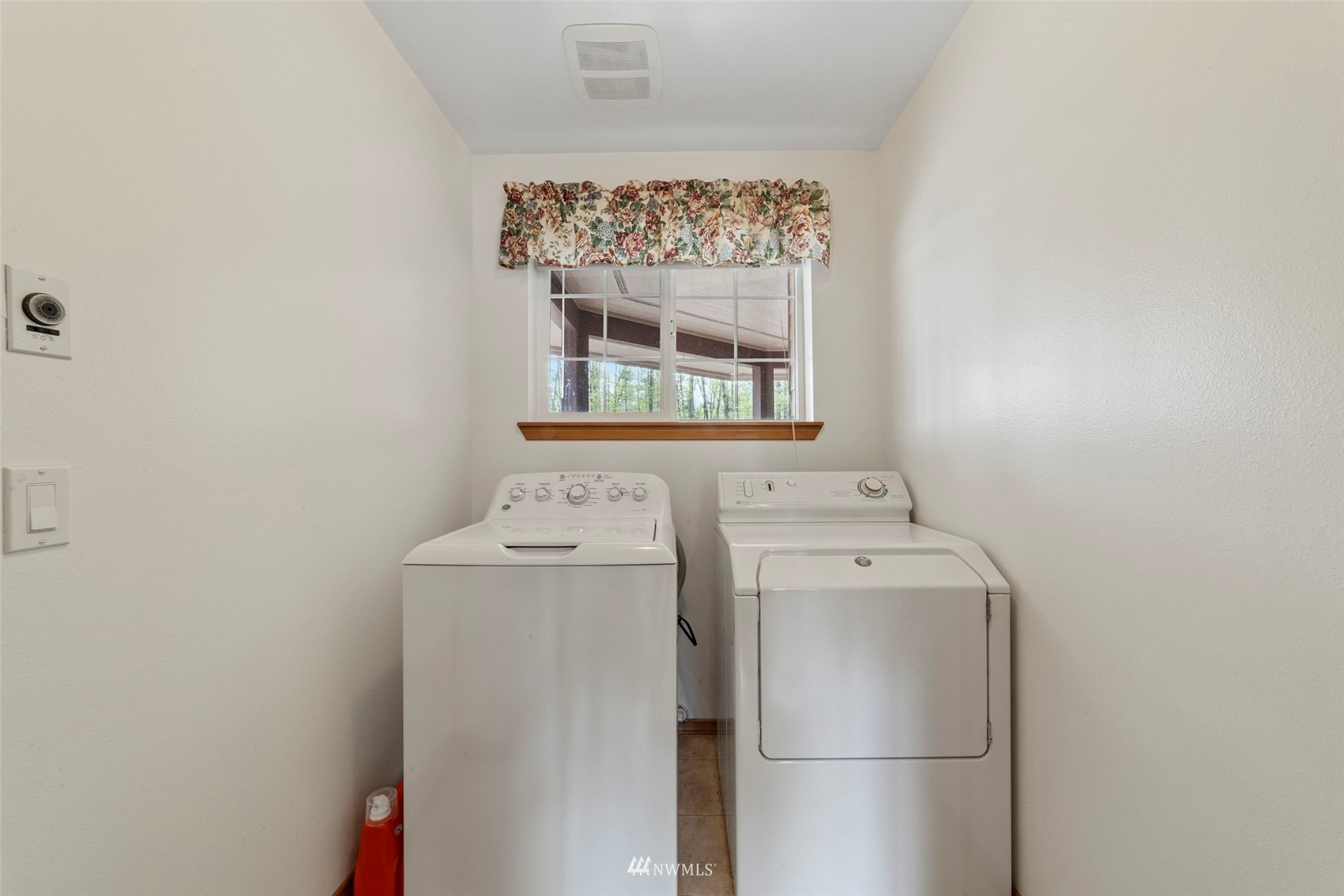 7511 Ham Road Ferndale, WA 98248 - Photo 30 of 40 a utility room with dryer and washer