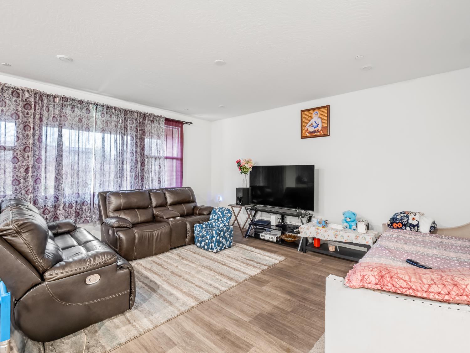 5958 West Austin Way Fresno, CA 93722 - Photo 10 of 18 a living room with furniture and a flat screen tv