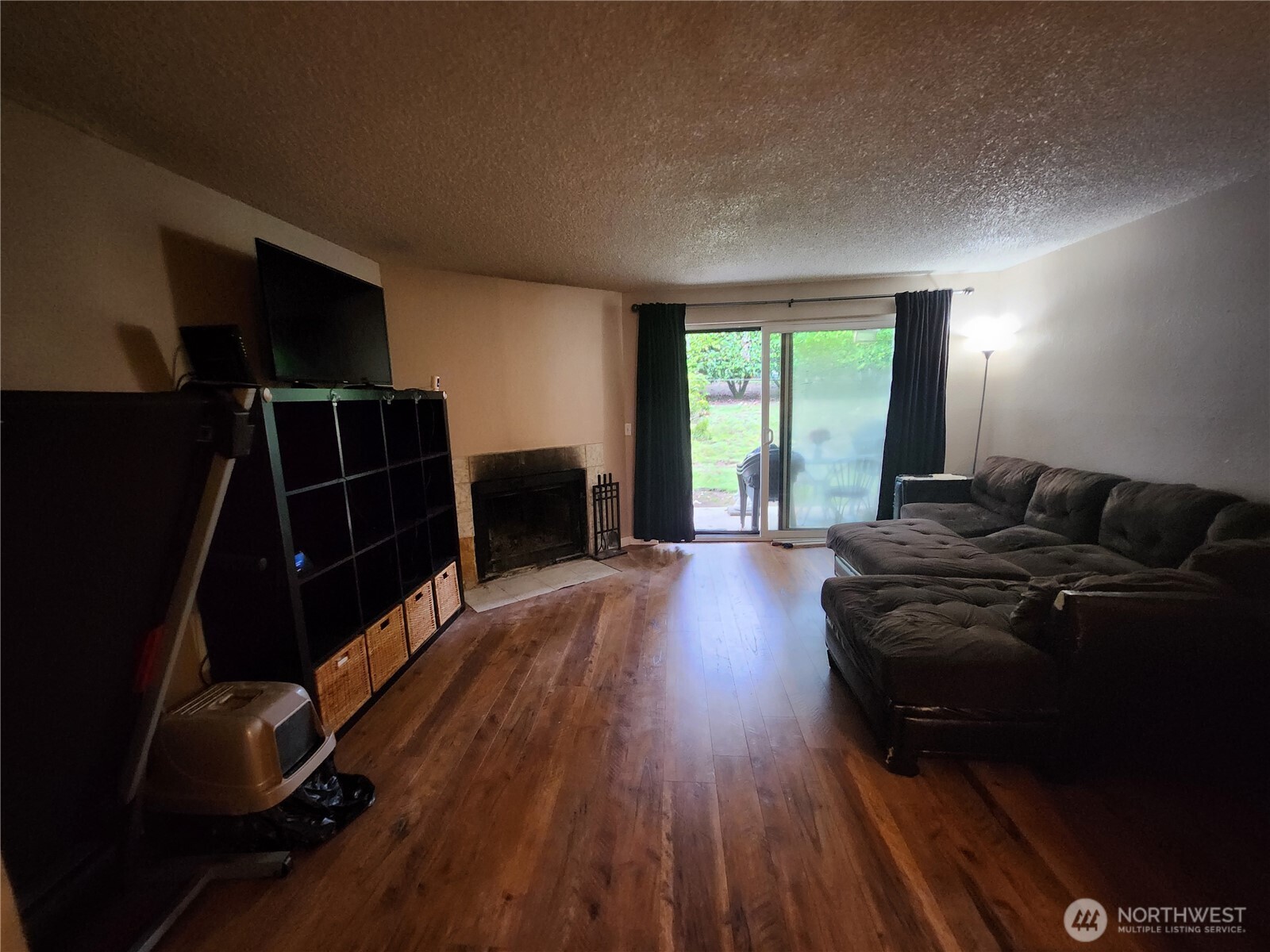 2019 Southwest 318th Place, Unit 4C Federal Way, WA 98023 - Photo 22 of 23 a living room with furniture and a flat screen tv