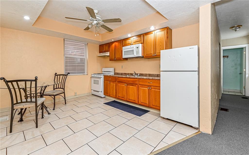 720 Evergreen Road Pittsburgh, PA 15209 - Photo 6 of 24 Kitchen with appliances!