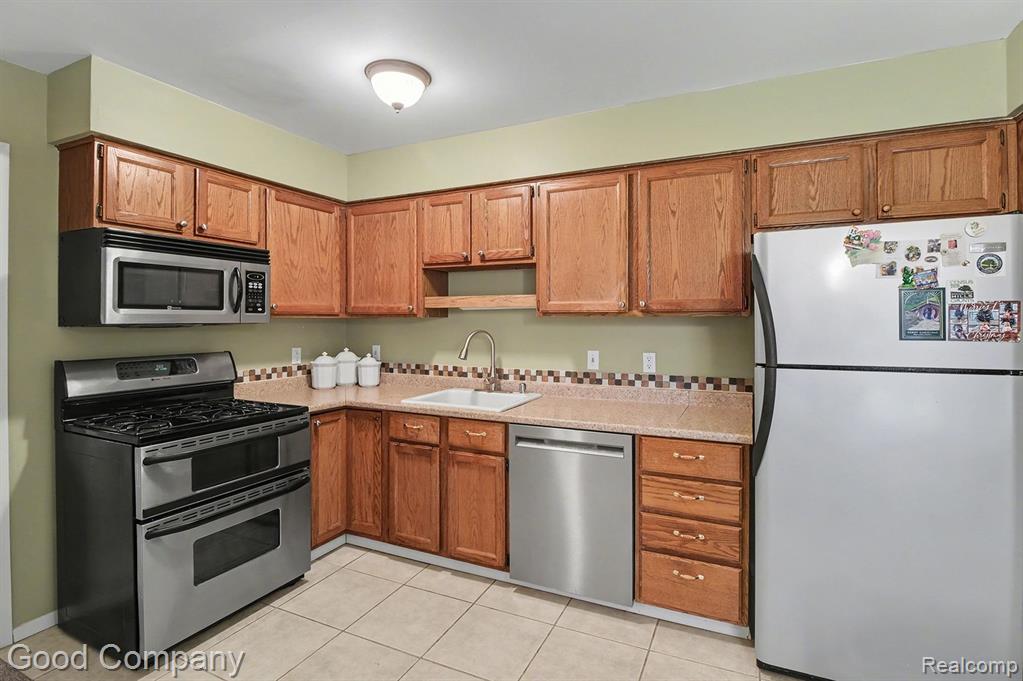 616 Tennyson Rochester Hills, MI 48307 - Photo 5 of 20