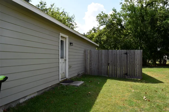 a view of a backyard