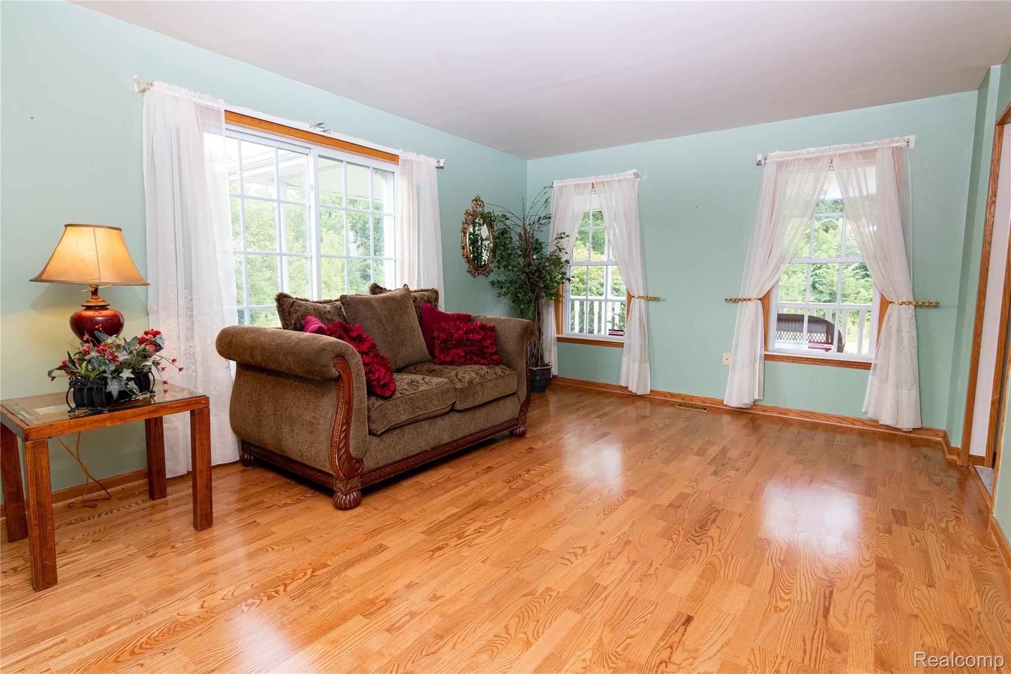 2191 West Ray Road Fenton, MI 48430 - Photo 3 of 25 2191 Ray19.jpg
