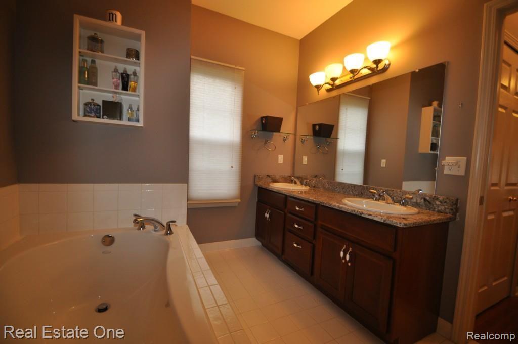 746 East Bluff Court Rochester, MI 48306 - Photo 16 of 30 15.jpg