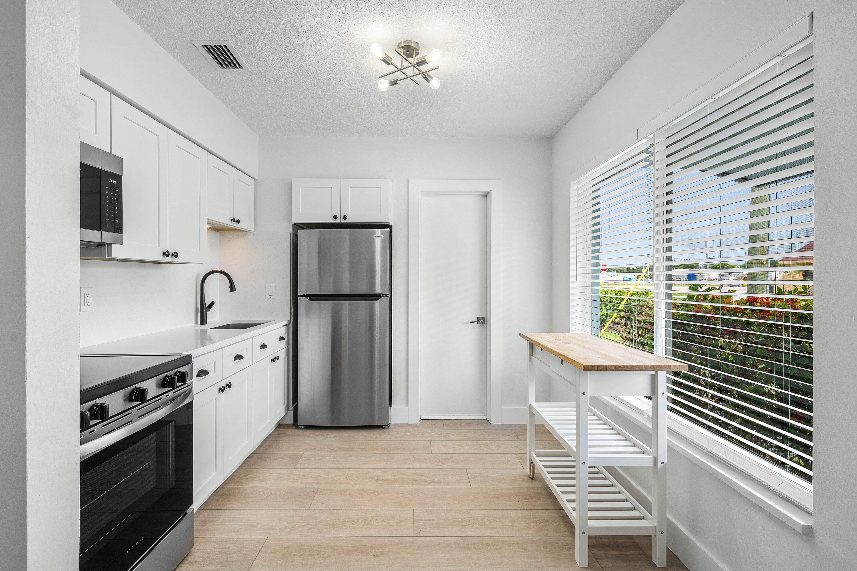 196 Northeast 28th Street Boca Raton, FL 33431 - Photo 4 of 35 196 NE 28th Street (9)