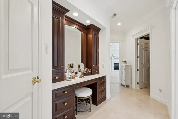 an empty room with windows and pillars in it