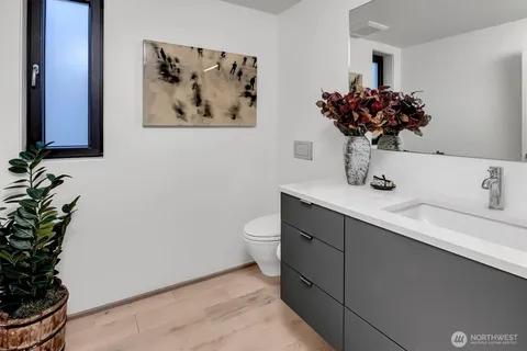 $1,800,000 | 305 Lee Street, Seattle, WA 98109