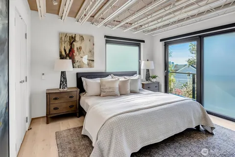 $1,800,000 | 305 Lee Street, Seattle, WA 98109