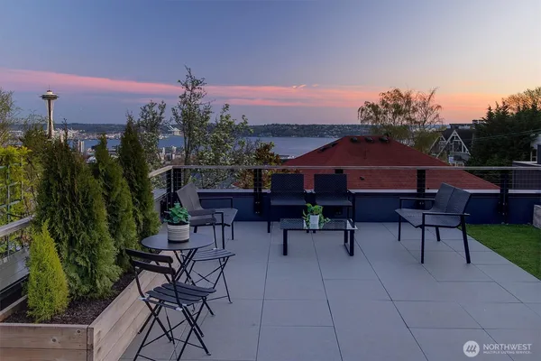 $1,800,000 | 305 Lee Street, Seattle, WA 98109