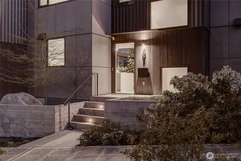 $1,800,000 | 305 Lee Street, Seattle, WA 98109