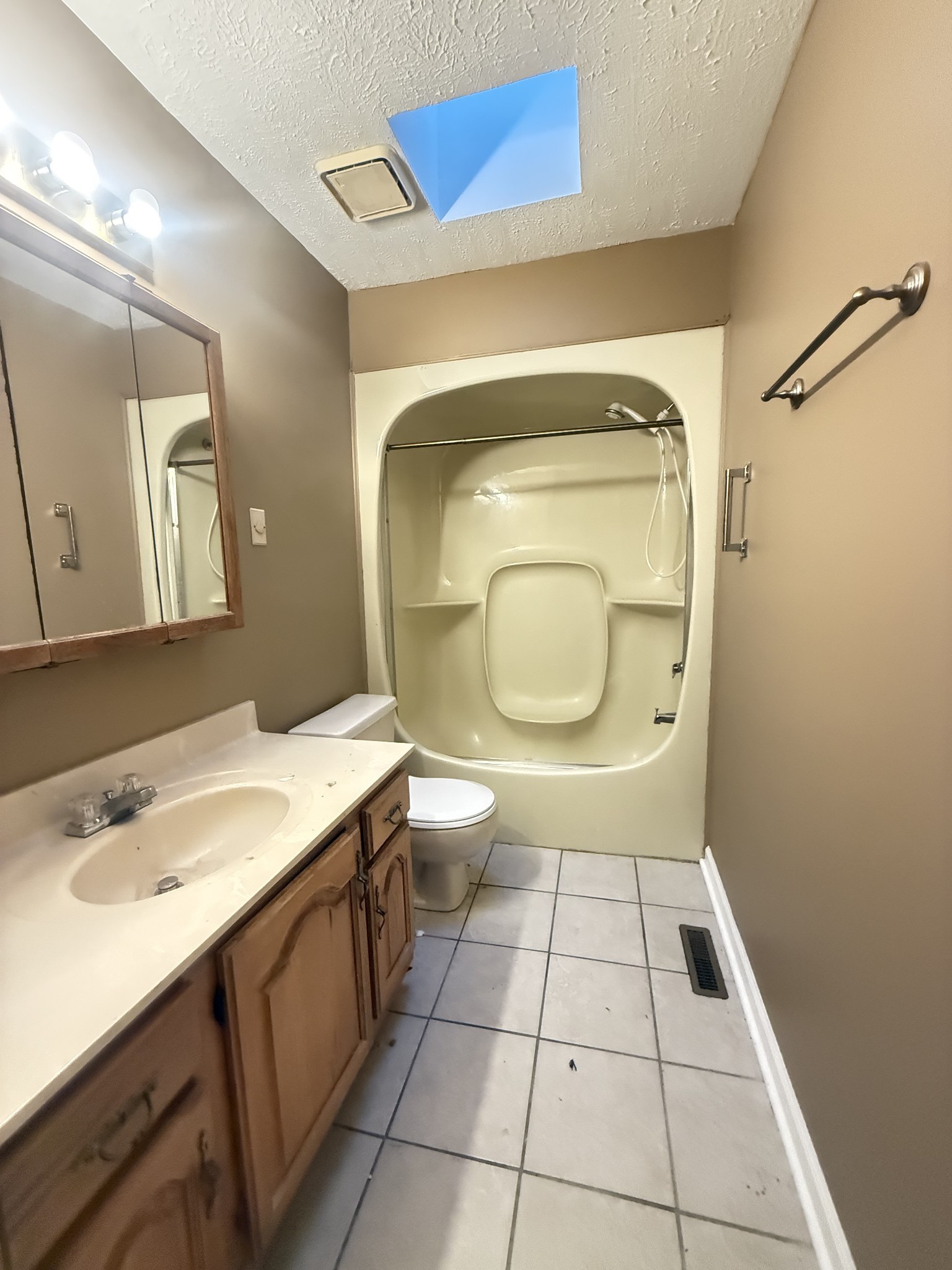 191 Cooks Rd Extension Lebanon, TN 37087 - Photo 12 of 33 a bathroom with a sink a toilet and a mirror