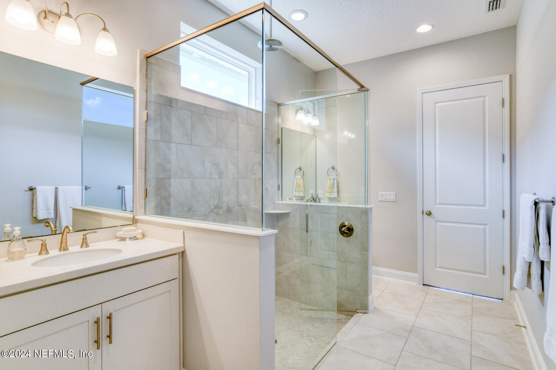 405 Pintoresco Drive St. Augustine, FL 32095 - Photo 37 of 51 a bathroom with a shower sink and mirror