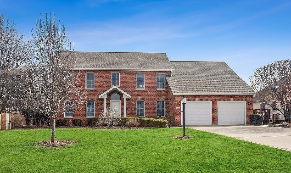 385 Coventry Lane Crete, IL 60417 - Photo 2 of 24 a front view of a house with a garden