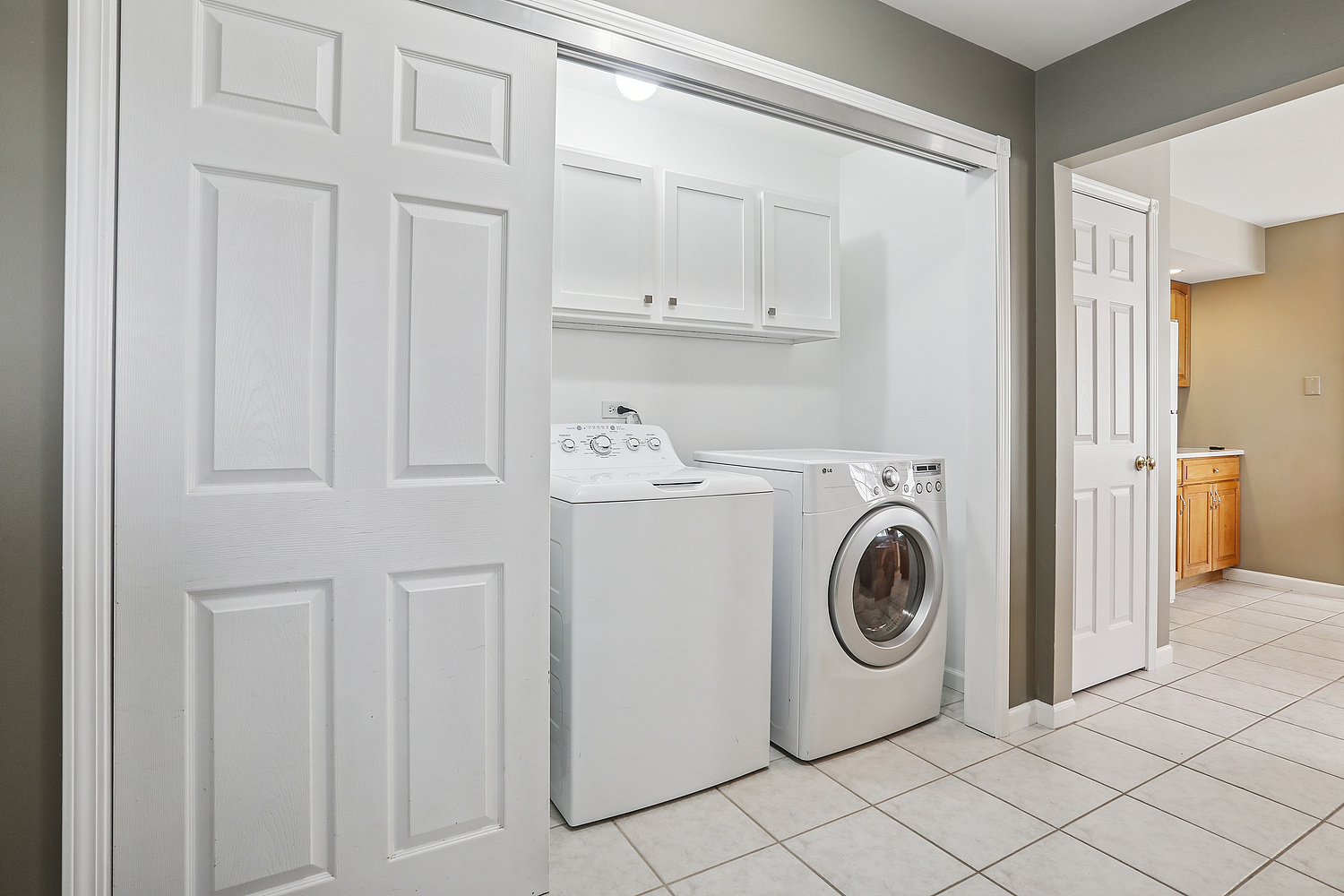 385 Coventry Lane Crete, IL 60417 - Photo 8 of 24 a utility room with dryer and washer