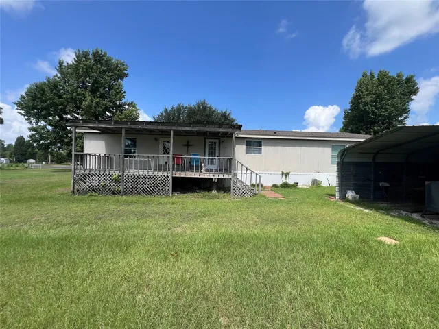 a view of a house with backyard and garden