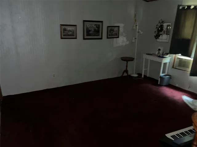 a view of entryway with projector