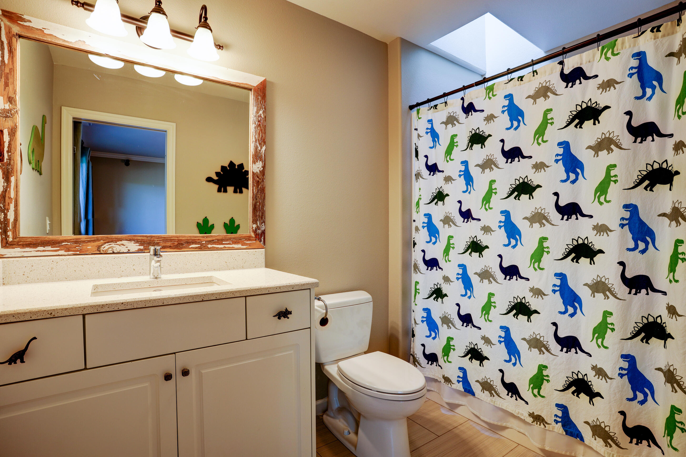 61415 Gosney Road Bend, OR 97702 - Photo 29 of 47 a bathroom with a sink and a mirror