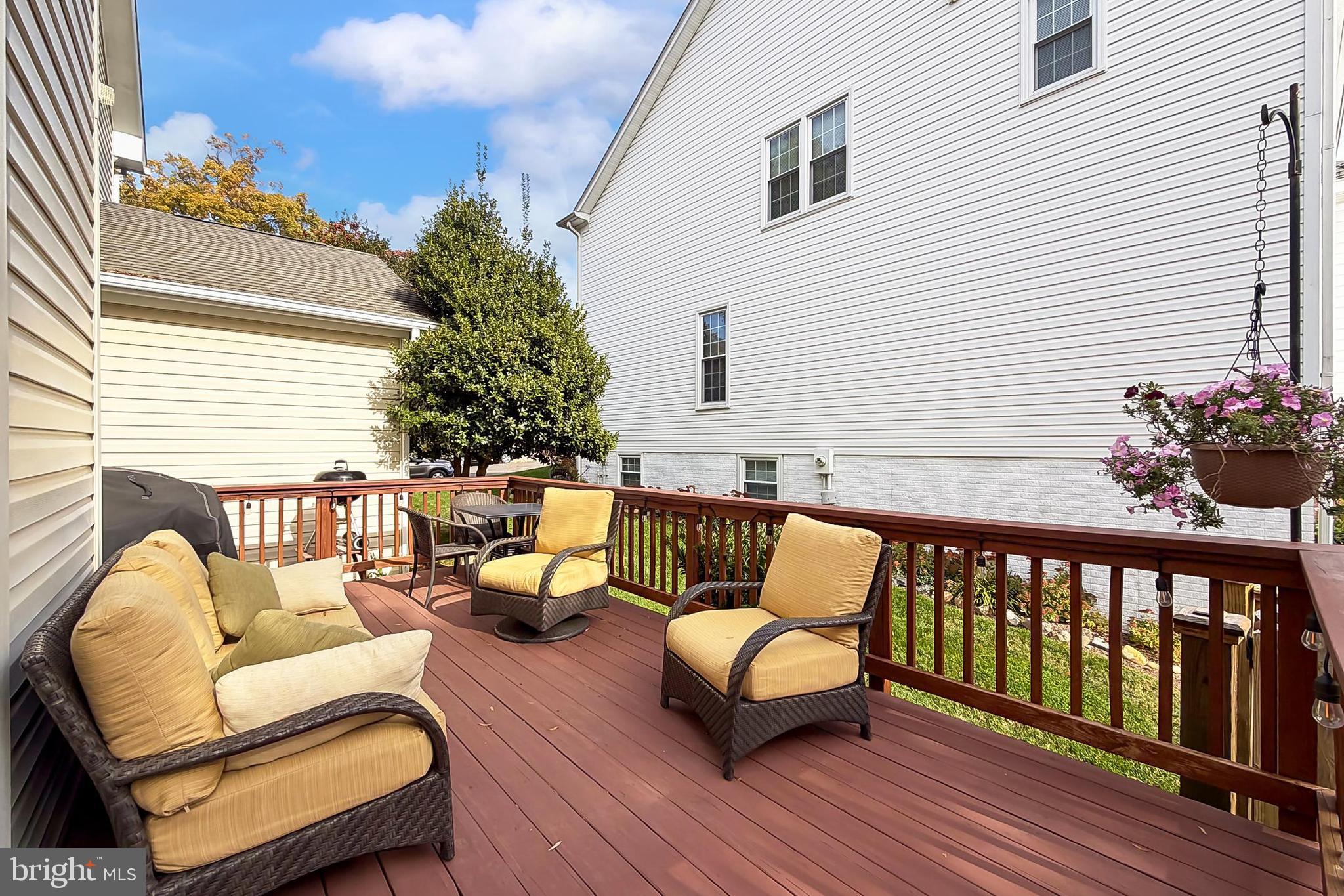4818 9th Street South Arlington, VA 22204 - Photo 50 of 57 a balcony with wooden floor