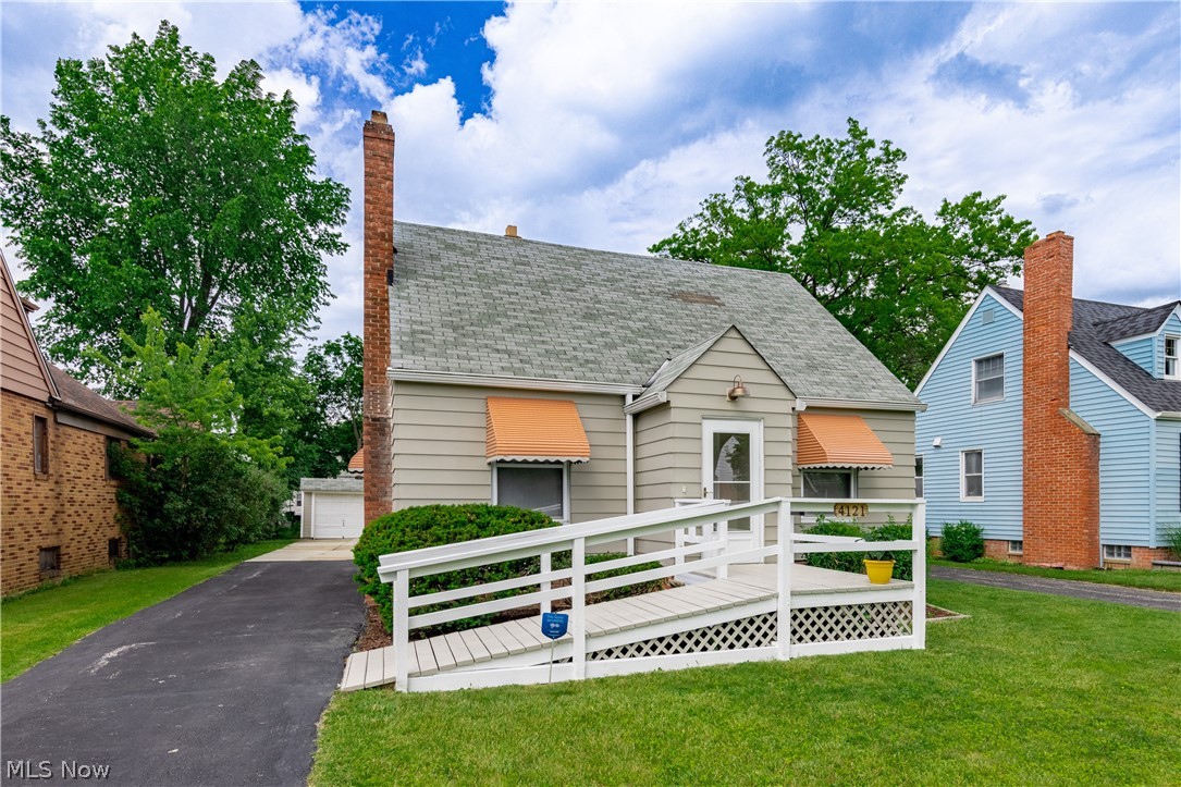 This charming, remodeled, move-in ready, 3-bedroom family home will surprise you with its very comfortable living spaces. Beautifully kept.