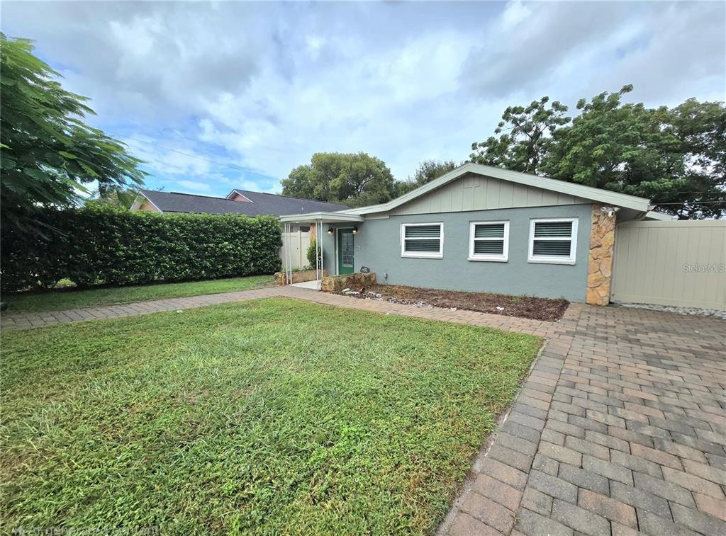 812 High Street Orlando, FL 32803 - Photo 2 of 15 a front view of a house with garden