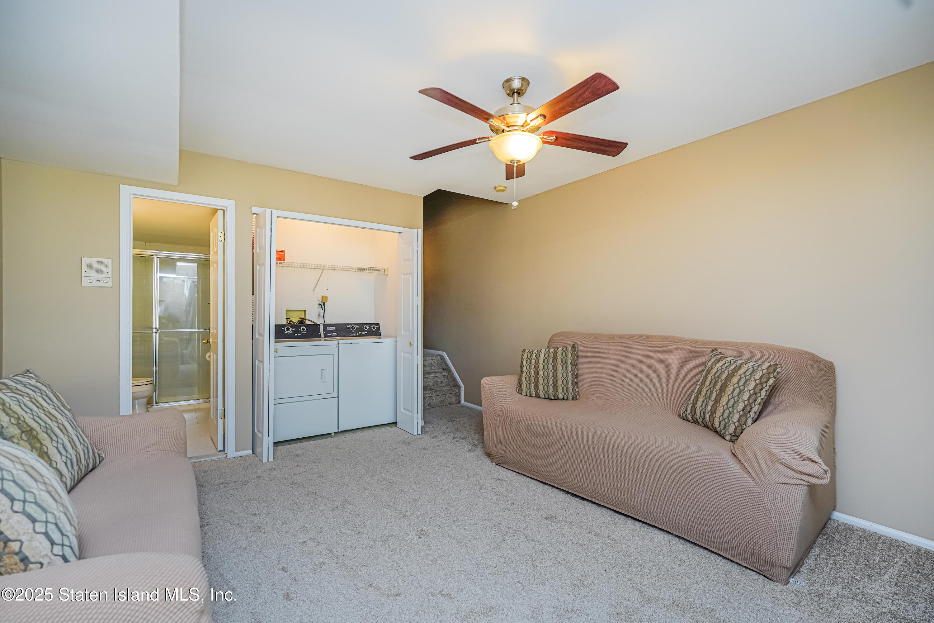 120 Pembrook Loop Staten Island, NY 10309 - Photo 17 of 24 a living room with a couch