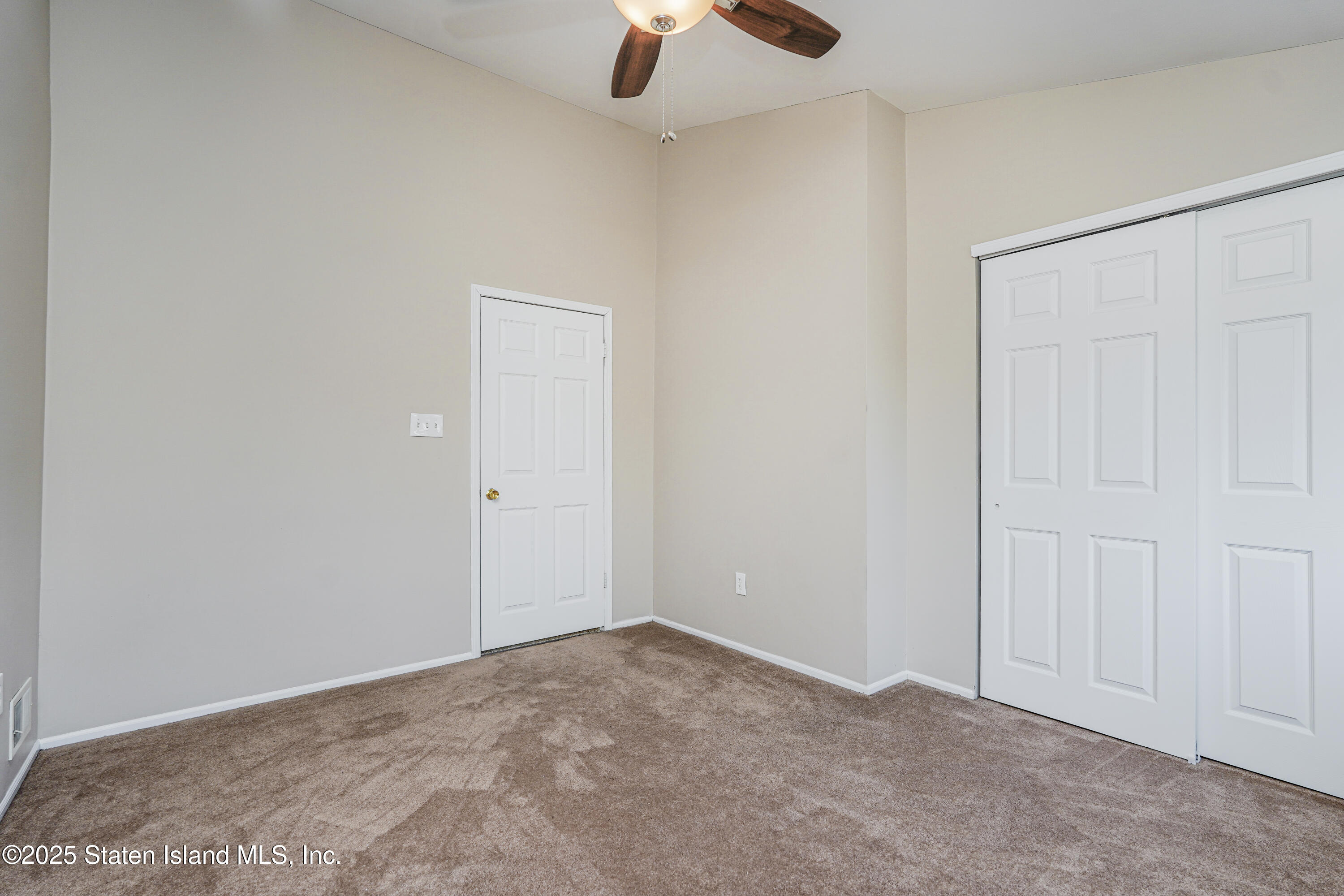 120 Pembrook Loop Staten Island, NY 10309 - Photo 19 of 24 an empty room with fan and window