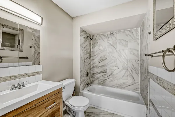 $1,995 | 147 West Elk Trail, Unit 345, Carol Stream, IL 60188