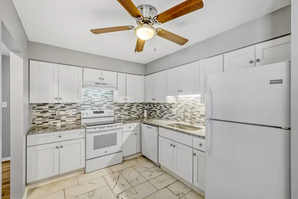 $1,995 | 147 West Elk Trail, Unit 345, Carol Stream, IL 60188