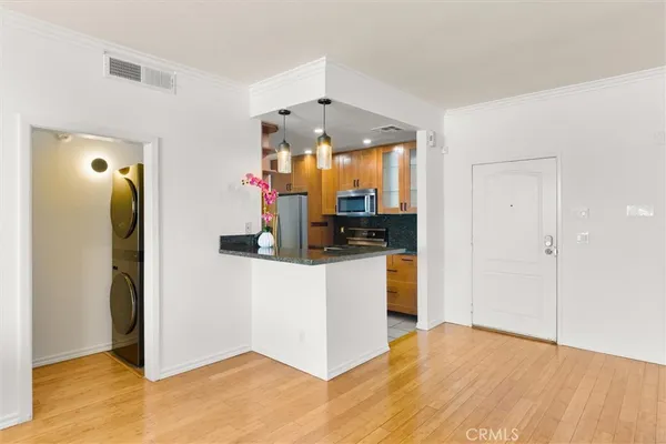 $635,000 | 11225 Peach Grove Street, Unit 203, North Hollywood, CA 91601