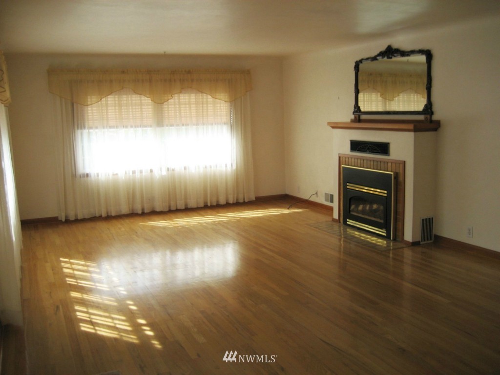 1048 Southwest 4th Place Renton, WA 98057 - Photo 2 of 15