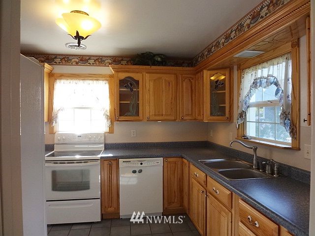 1048 Southwest 4th Place Renton, WA 98057 - Photo 4 of 15