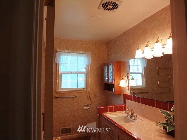 1048 Southwest 4th Place Renton, WA 98057 - Photo 8 of 15