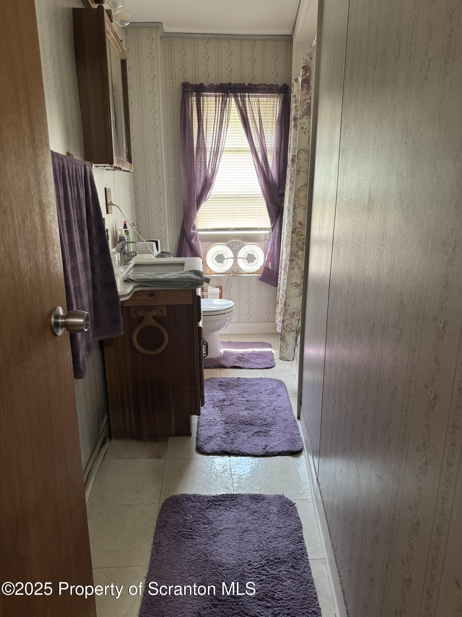 205-207 Spring Street Scranton, PA 18508 - Photo 32 of 40 207 bathroom