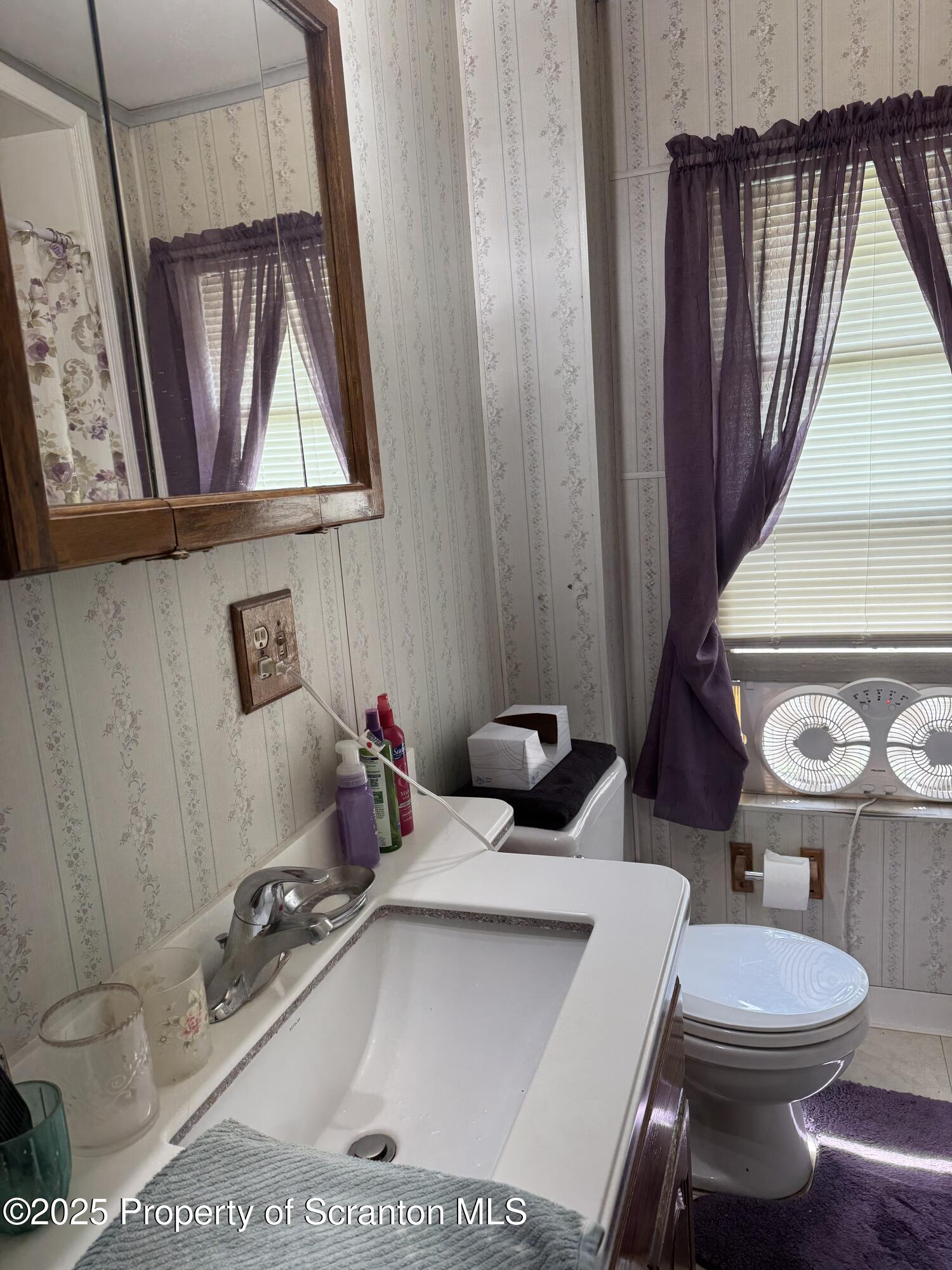 205-207 Spring Street Scranton, PA 18508 - Photo 33 of 40 207 bathroom