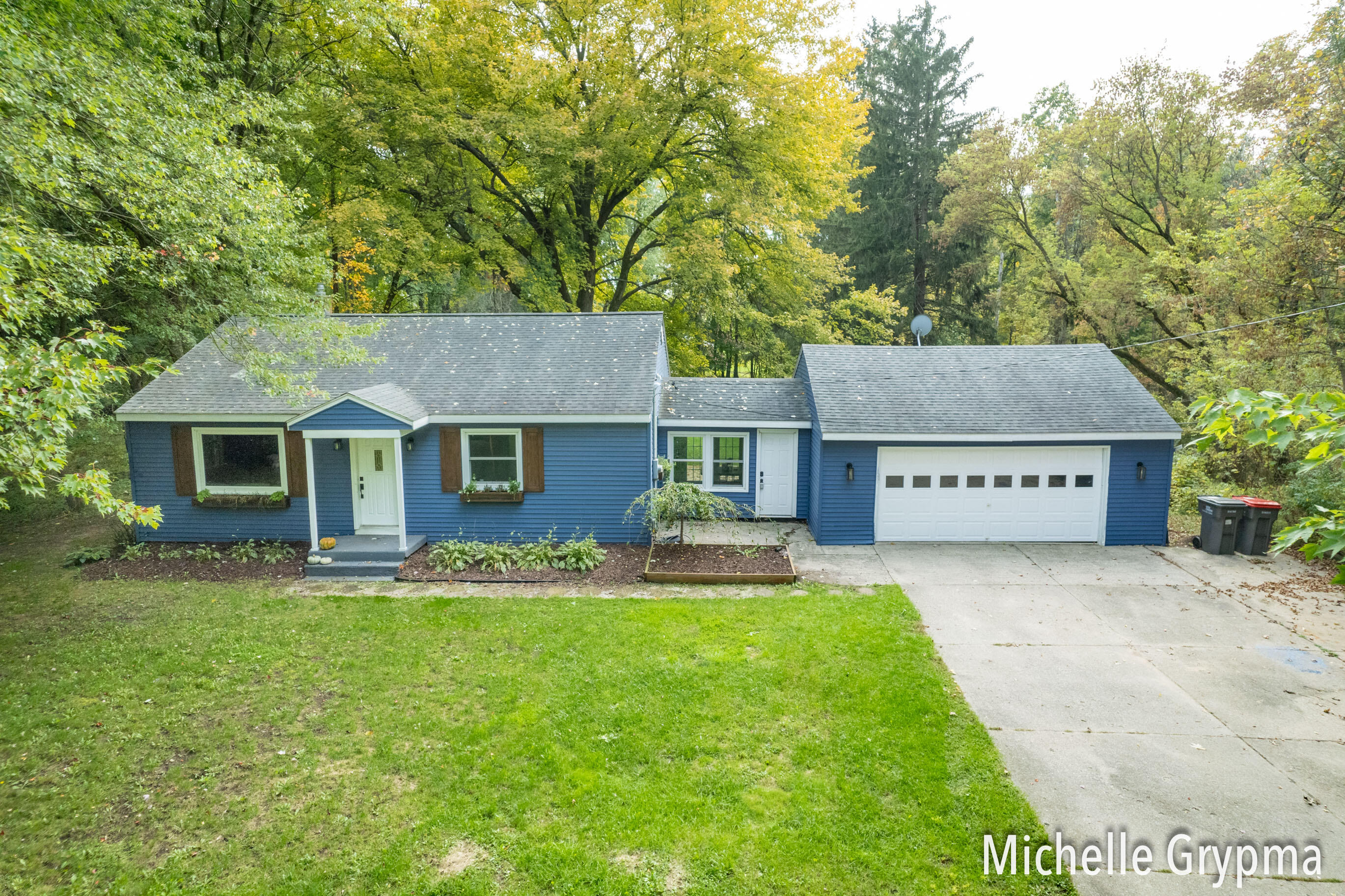 6084 Cascade Road Southeast Grand Rapids, MI 49546 - Photo 2 of 46 House front