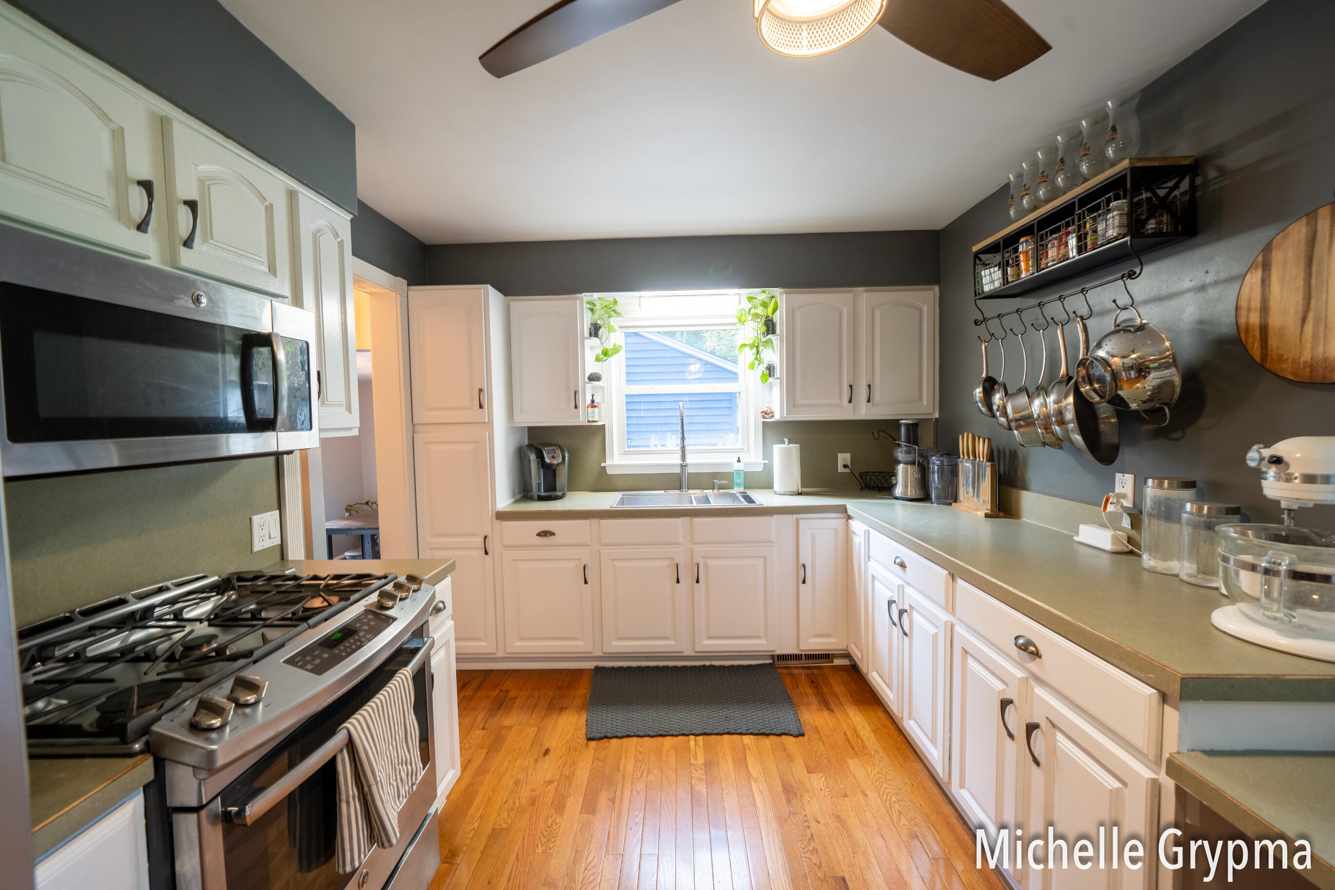 6084 Cascade Road Southeast Grand Rapids, MI 49546 - Photo 10 of 46 Kitchen 1