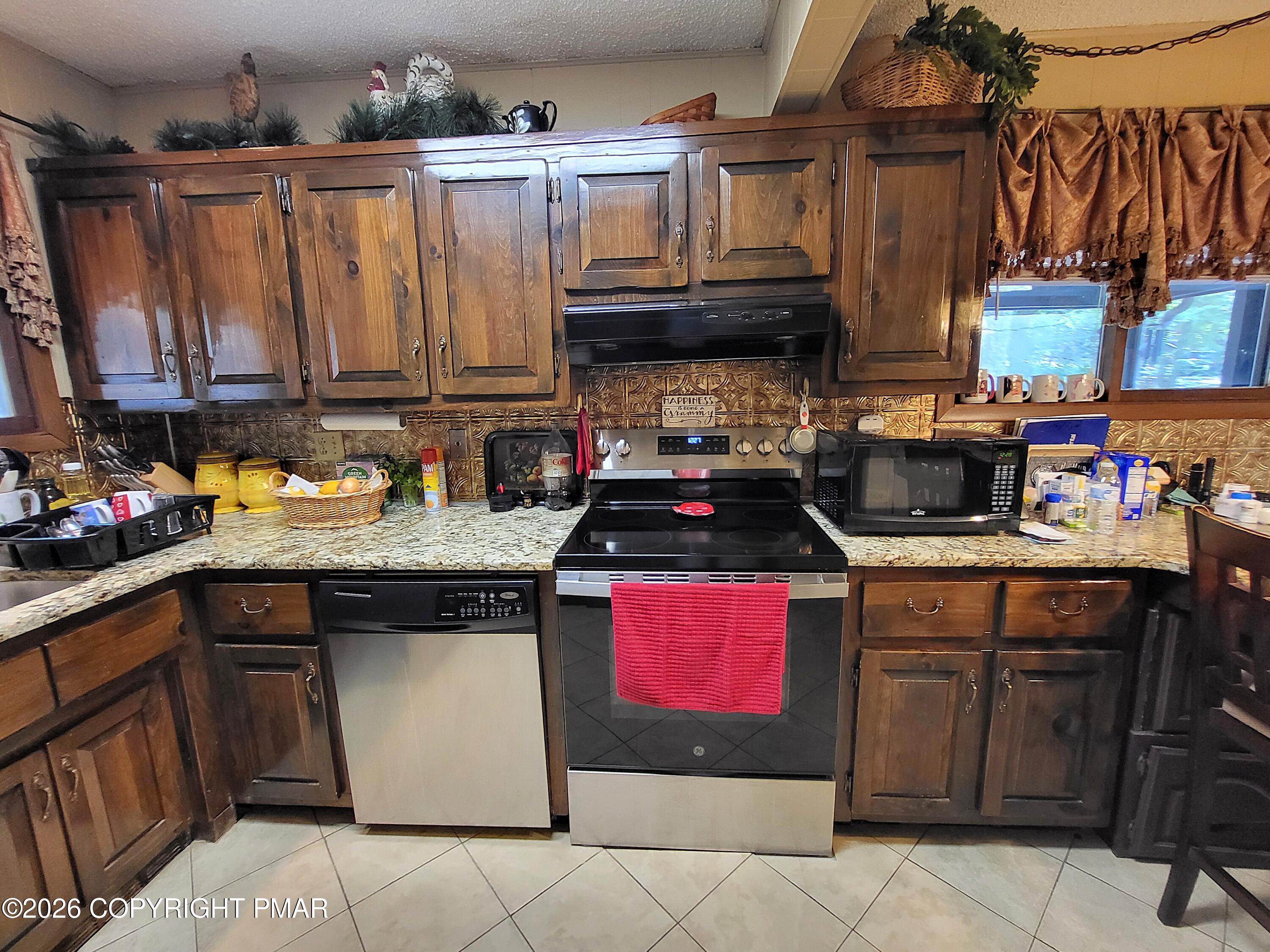 151 Edinburgh Road Bushkill, PA 18324 - Photo 15 of 70 20260722_122817
